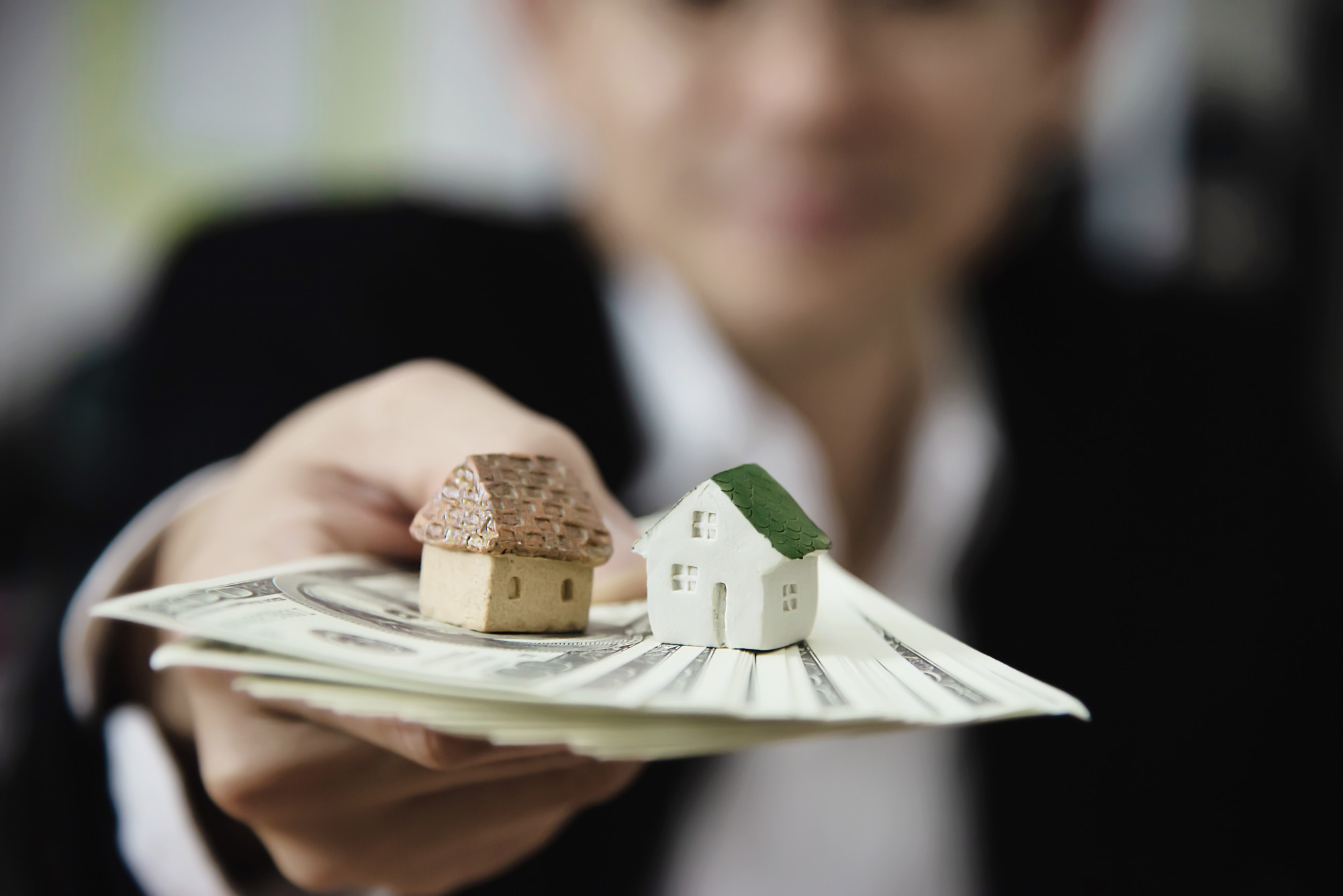 [fpdl.in]_business-man-show-money-bank-note-make-financial-plan-invite-people-sell-buy-house-car-monetary-properties-loan-credit-insurance-concept_1150-13576_full