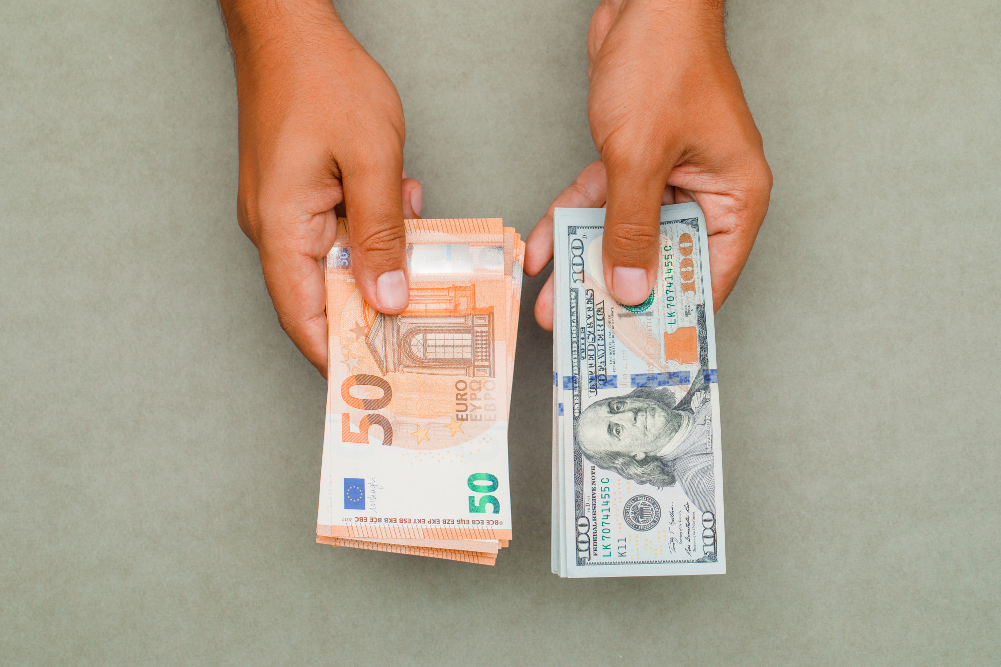 [fpdl.in]_hands-holding-dollars-euros_176474-7117_full